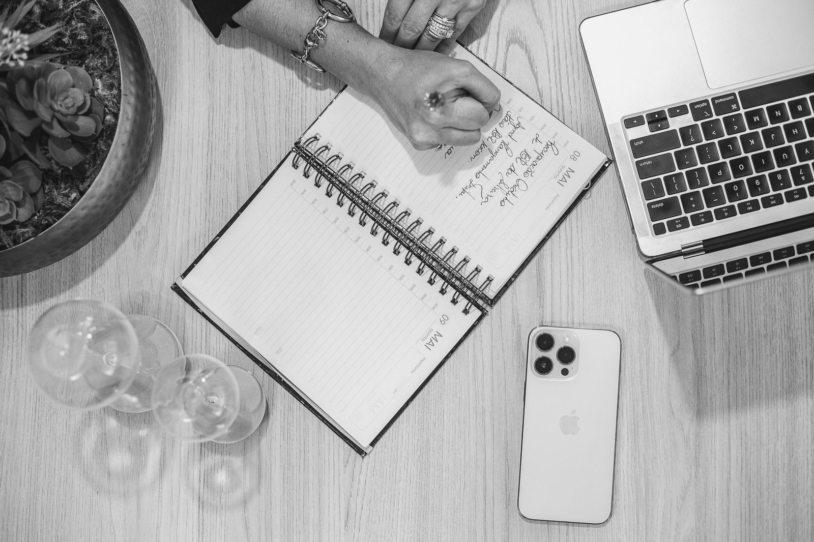 Agenda, notebook e anotações de planejamento tributário